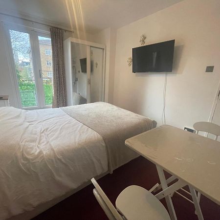Room With King Size Bed And Shared Kitchen Raynes Park Εξωτερικό φωτογραφία