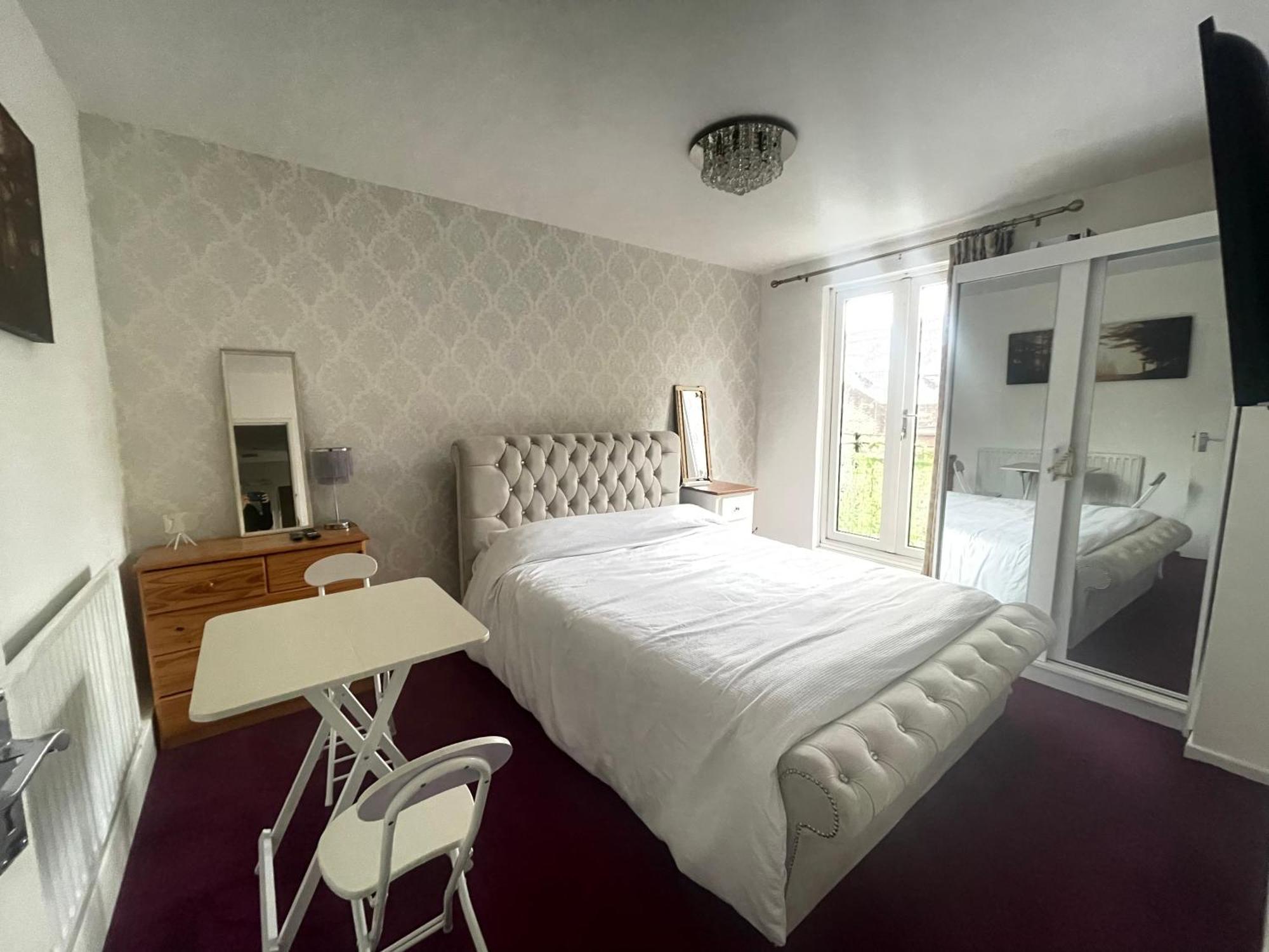 Room With King Size Bed And Shared Kitchen Raynes Park Εξωτερικό φωτογραφία