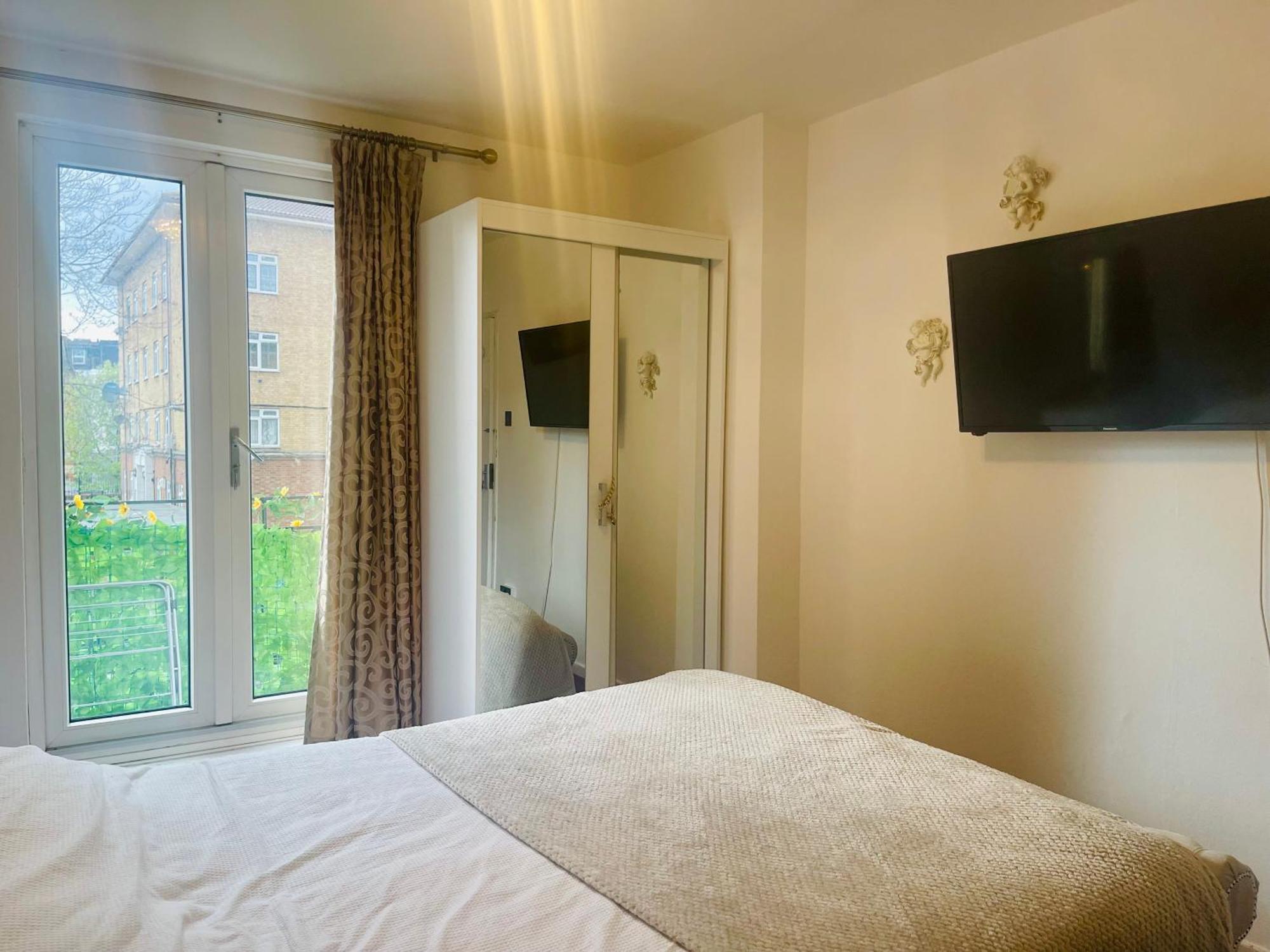 Room With King Size Bed And Shared Kitchen Raynes Park Εξωτερικό φωτογραφία